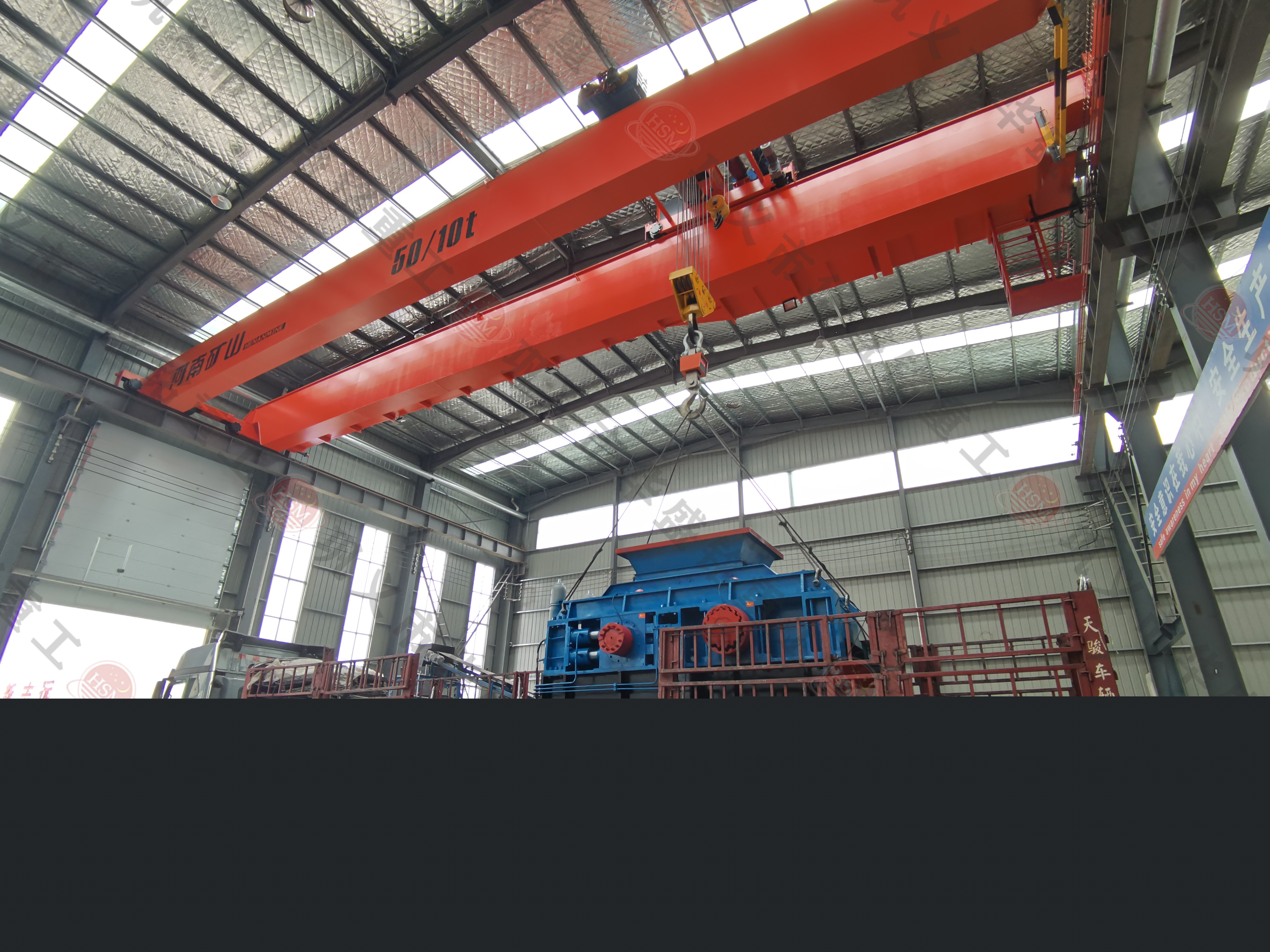 鞏義對(duì)輥破碎機(jī)廠家裝車(chē)發(fā)貨現(xiàn)場(chǎng)